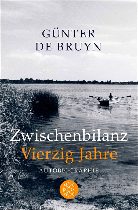 "Günter de Bruyn: Zwischenbilanz Vierzig Jahre - Autobiographie." Ein Ruderer auf einem See mit Schilf im Vordergrund.