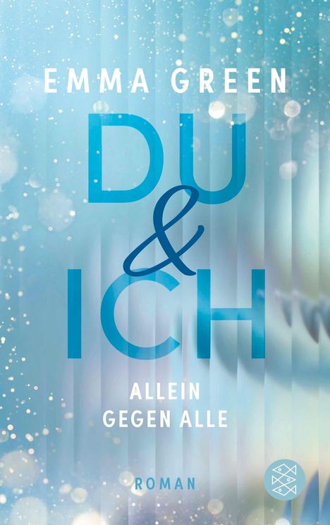 „EMMA GREEN. DU & ICH. ALLEIN GEGEN ALLE. ROMAN.“ Hellblauer Hintergrund mit Bokeh-Effekt. Unten rechts ein Logo.