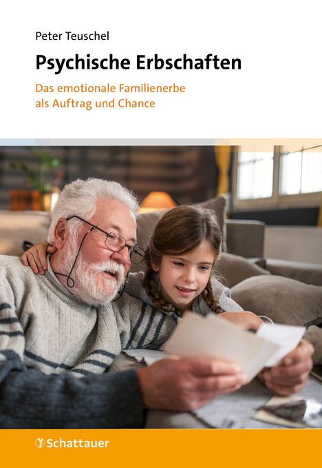 "Psychische Erbschaften" von Peter Teuschel. Ein älterer Mann und ein Mädchen betrachten gemeinsam Fotos auf einem Sofa.