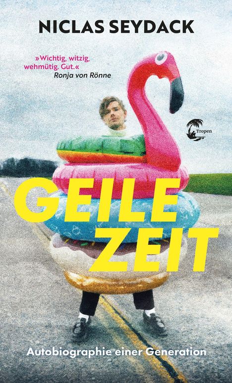 „NICLAS SEYDACK“, „Geile Zeit“, „Autobiographie einer Generation“. Person mit Schwimmringen auf leerer Straße.