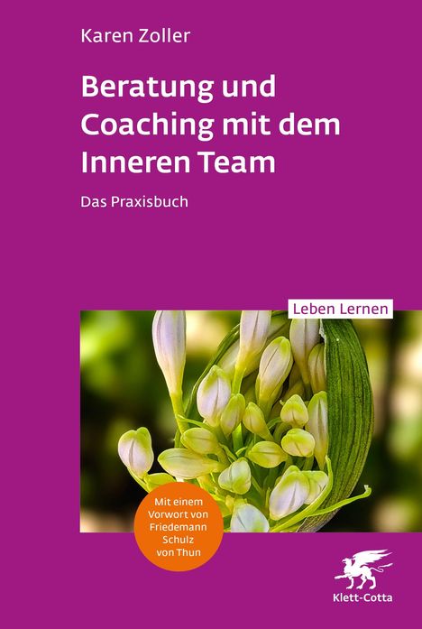 Ein Buchcover mit lila Hintergrund, Titel: "Beratung und Coaching mit dem Inneren Team". Foto: Blütenknospen.