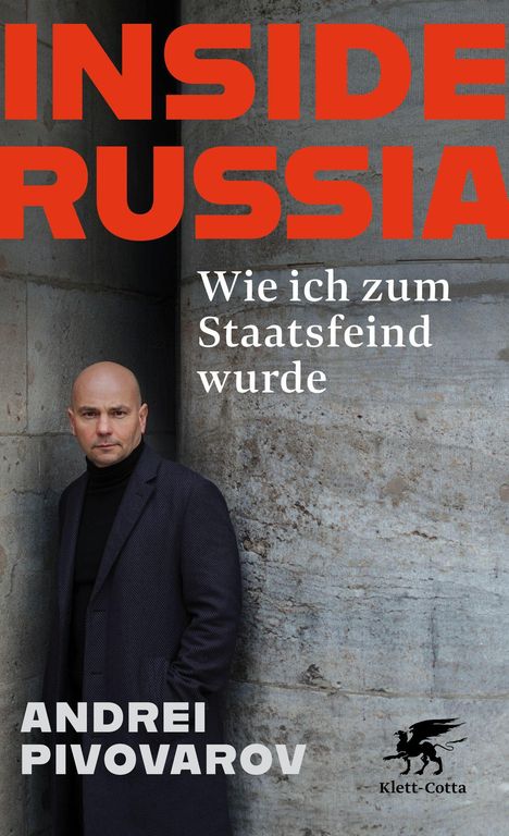 "Inside Russia: Wie ich zum Staatsfeind wurde" von Andrei Pivovarov. Ein Mann lehnt an einer Wand. Klett-Cotta-Logo.