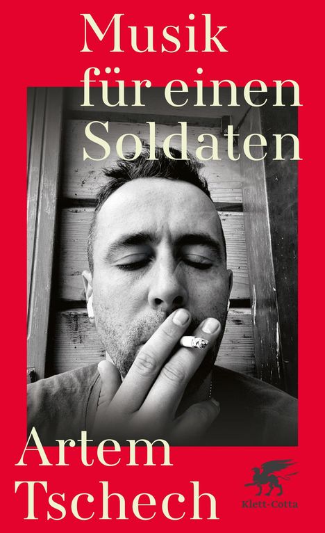 "Musik für einen Soldaten", Artem Tschech. Schwarz-weiße Nahaufnahme eines Mannes mit geschlossenen Augen, rauchend.