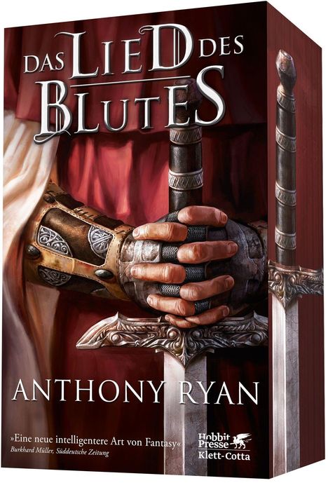 „Das Lied des Blutes“, Anthony Ryan. Zitat über neue Fantasy. Ein Krieger hält ein Schwert mit verzierten Griff.