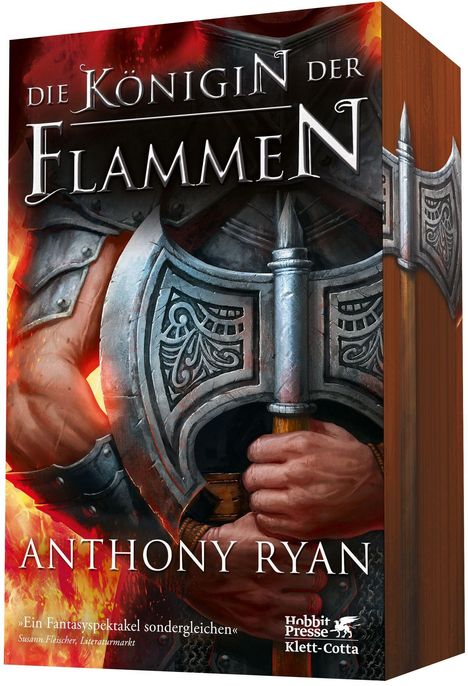„Die Königin der Flammen“ von Anthony Ryan. Illustration zeigt einen gepanzerten Arm, der eine verzierte Axt hält.