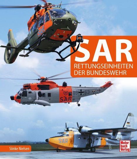 "SAR Rettungseinheiten der Bundeswehr" und "Sönke Nielsen". Drei Luftfahrzeuge über und nahe einer Landebahn.