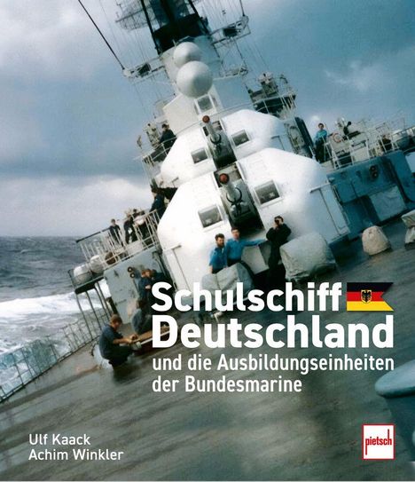 "Schulschiff Deutschland und die Ausbildungseinheiten der Bundesmarine" vor schrägem Schiffsdeck mit Besatzung.