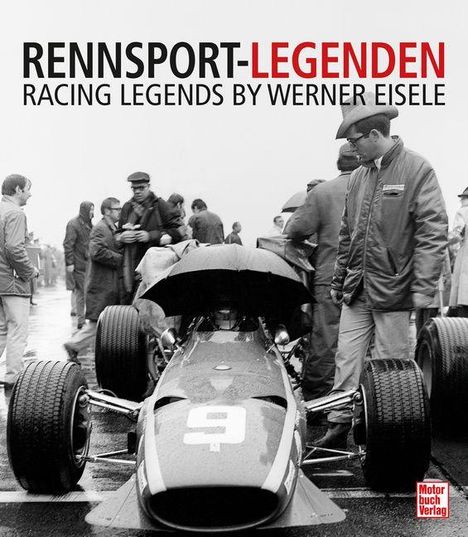 "RENNSPORT-LEGENDEN: RACING LEGENDS BY WERNER EISELE". Ein Rennwagen mit der Nummer 9, umgeben von Menschen.