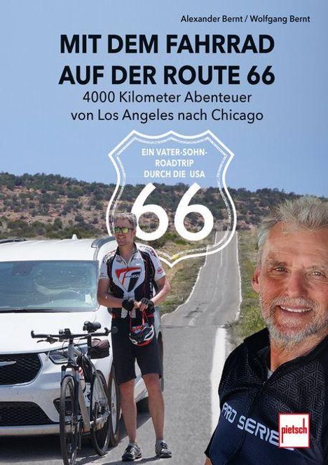 MIT DEM FAHRRAD AUF DER ROUTE 66. Ein Radfahrer und ein Mann stehen vor einem Auto; im Hintergrund eine Straße.