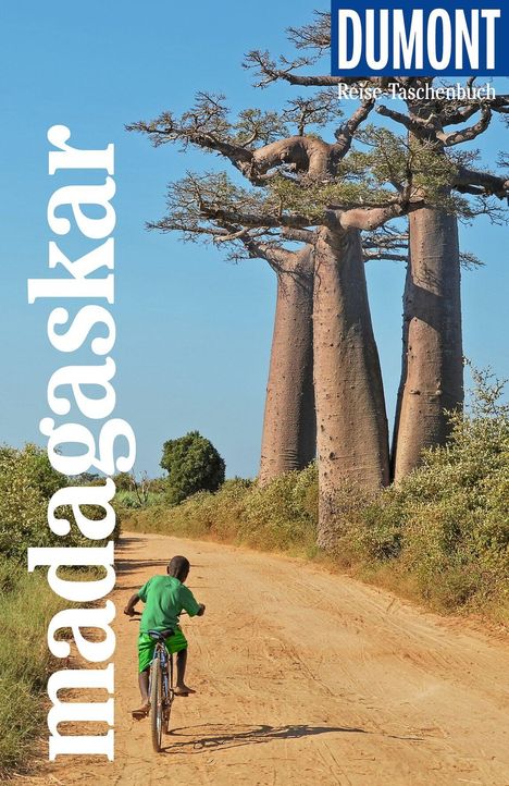 „madagaskar“ und „DUMONT Reise-Taschenbuch“. Ein Kind fährt auf einem sandigen Weg mit dem Fahrrad an großen Baobab-Bäumen vorbei.