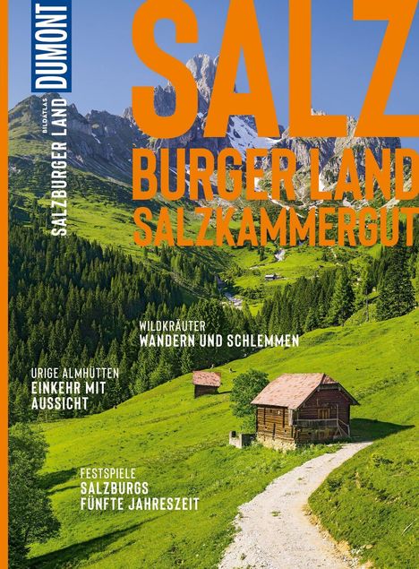 „SALZBURGER LAND SALZKAMMERGUT“, idyllische Almlandschaft mit grünen Wiesen, Hütten und Bergen im Hintergrund.