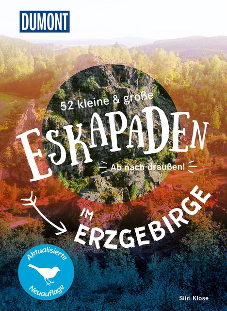 "52 kleine & große Eskapaden im Erzgebirge. Ab nach draußen!" zeigt bewaldete Berge. Logo "Aktualisierte Neuauflage".