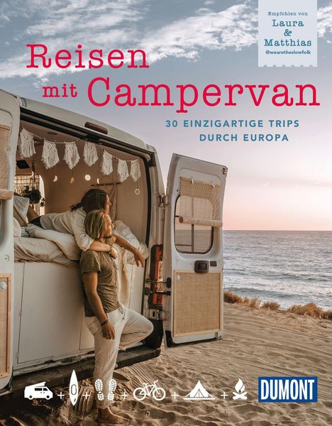 "Reisen mit Campervan: 30 einzigartige Trips durch Europa. Paar am Strand, Meer im Hintergrund, geöffneter Campervan."