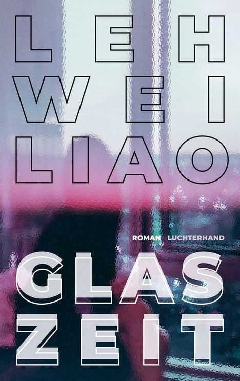 Text: "LEH WEI LIAO GLASZEIT ROMAN LUCHTERHAND". Hintergrund: verschwommene Farben in Rosa und Blau.