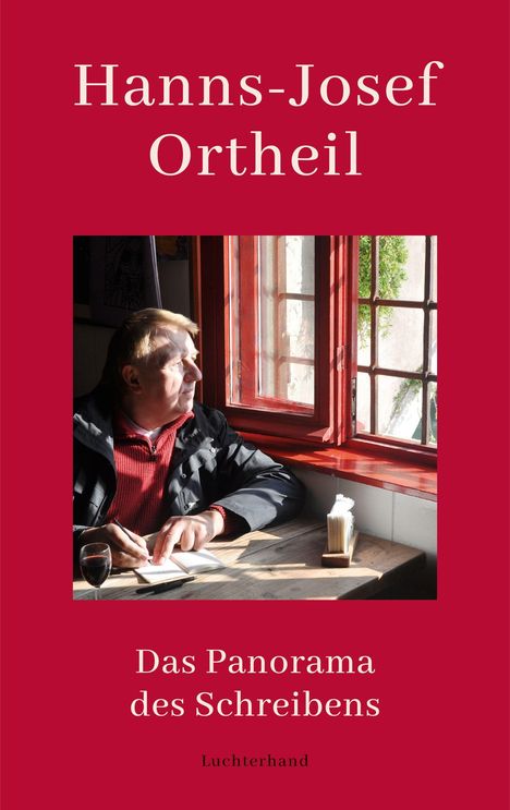 "Hanns-Josef Ortheil", "Das Panorama des Schreibens", "Luchterhand". Ein Mann schreibt an einem Tisch, Sonnenlicht fällt durchs Fenster.