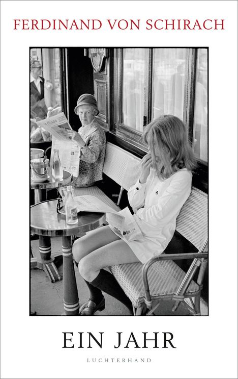 "Ferdinand von Schirach: Ein Jahr. Luchterhand." Zwei Personen sitzen in einem Café, lesen Zeitungen. Schwarzweißfotografie.