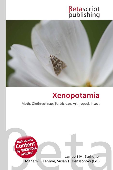 "Xenopotamia" in Rot, ein Etikett über Wikipedia-Inhalte und ein Logo darüber. Nahaufnahme einer kleinen Motte auf weißem Blütenblatt.