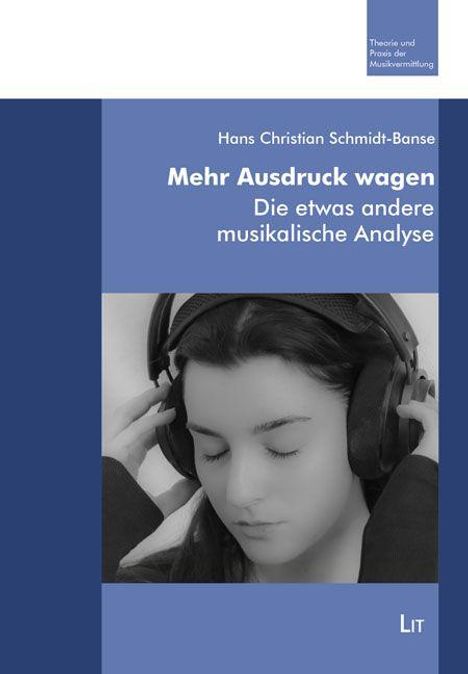 Oben: „Theorie und Praxis der Musikvermittlung.“ Titel: „Mehr Ausdruck wagen. Die etwas andere musikalische Analyse.“ Eine Frau mit geschlossenen Augen hört Musik über Kopfhörer.