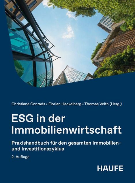 "ESG in der Immobilienwirtschaft" steht auf einem Buchcover mit städtischen Gebäuden und Bäumen, darunter Autoren und Verlag.
