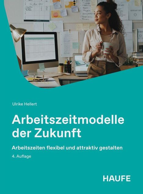 "Ulrike Hellert: Arbeitszeitmodelle der Zukunft. Arbeitszeiten flexibel und attraktiv gestalten. 4. Auflage. HAUFE." Eine Frau steht an einem Schreibtisch mit Monitoren und einer Pinnwand mit Notizen.
