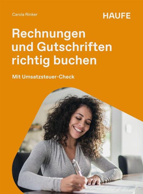 Text oben: "Carola Rinker", "HAUFE". Text groß: "Rechnungen und Gutschriften richtig buchen". Unten: Frau schreibt lächelnd.