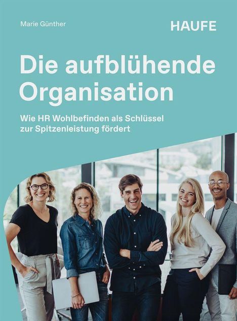 "Die aufblühende Organisation" von Marie Günther, Haufe. Fünf lächelnde Personen stehen eng beieinander vor einem Fenster.