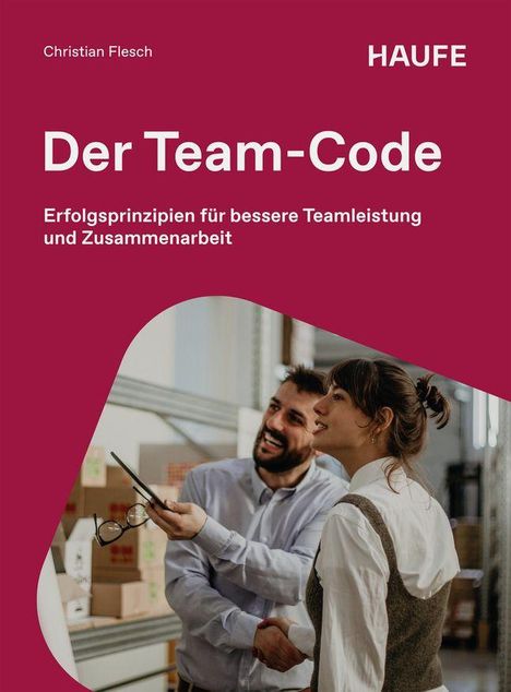 "Der Team-Code" steht in großen weißen Buchstaben, darunter eine lachende Frau und ein Mann in einem Lager.