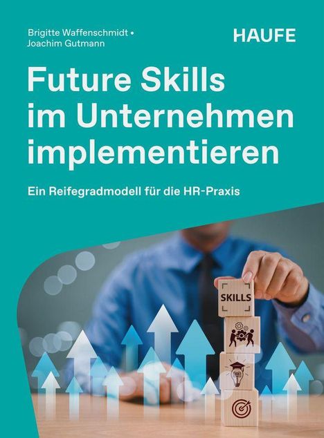 „Future Skills im Unternehmen implementieren“ steht über einem Mann, der Holzklötze mit Icons stapelt.