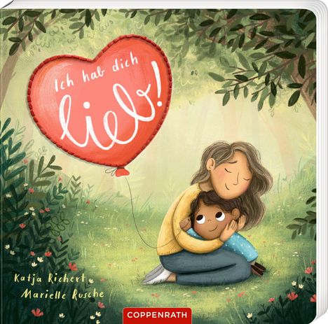 „Ich hab dich lieb!“ steht auf einem roten Herz-Ballon. Eine Frau umarmt ein Kind in einem idyllischen Wald.