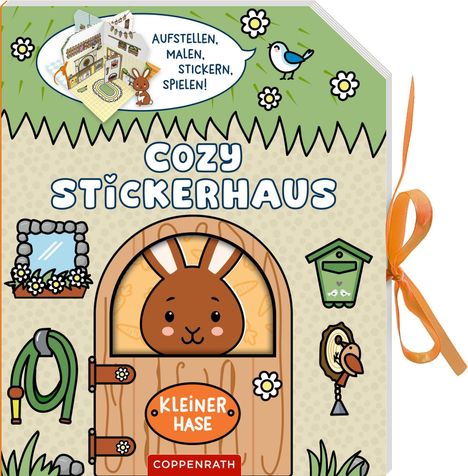 Text: "Aufstellen, Malen, Stickern, Spielen!", "Cozy Stickerhaus", "Kleiner Hase". Illustration eines Hauses mit Hase und Garten.