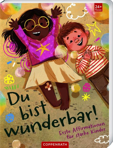 „Du bist wunderbar! Erste Affirmationen für starke Kinder.“ Zwei fröhliche Kinder, ein Mädchen und ein Junge, tanzen.