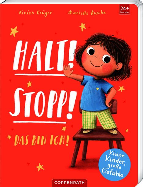 „Halt! Stopp! Das bin ich!“ Ein Kind auf einem Stuhl, fröhlich, in Blau und Grün gekleidet, winkt.