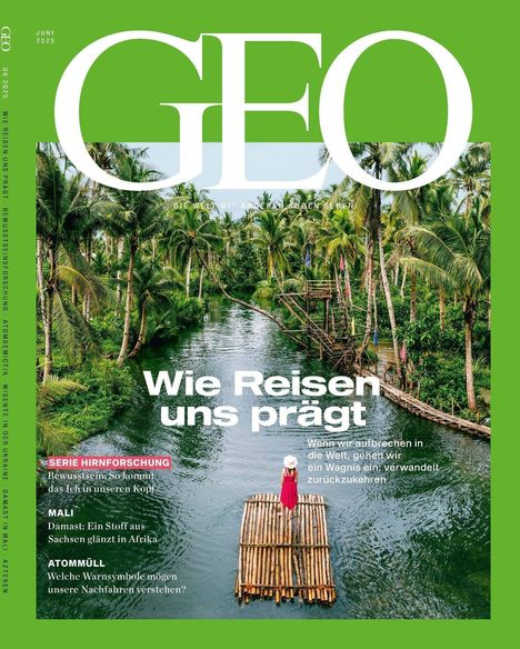 Titel: GEO. „Wie Reisen uns prägt“ auf Bambusfloß, Fluss von Palmen umgeben.