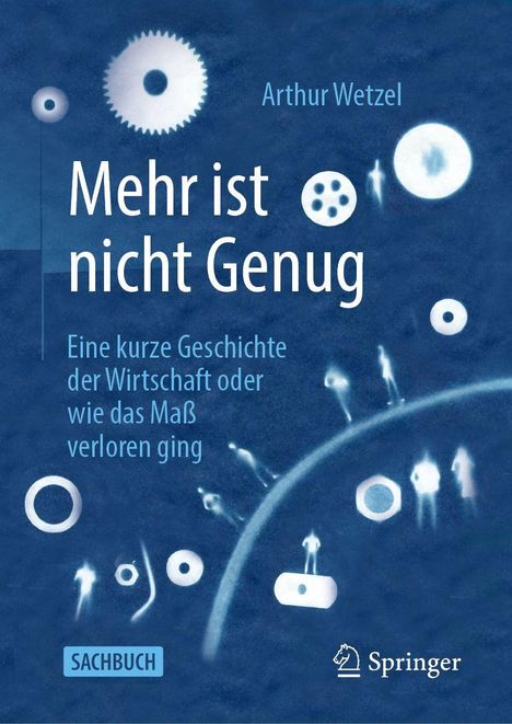 „Mehr ist nicht Genug“, Arthur Wetzel, Wirtschaftsgeschichte. Blaue Illustration mit Zahnrädern und Symbolen, Sachbuch-Label.