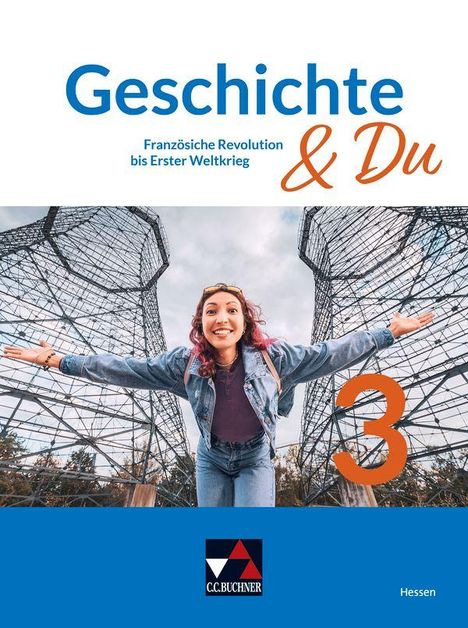 „Geschichte & Du“, „Französische Revolution bis Erster Weltkrieg“. Eine Frau mit ausgestreckten Armen vor zwei Skulpturen.