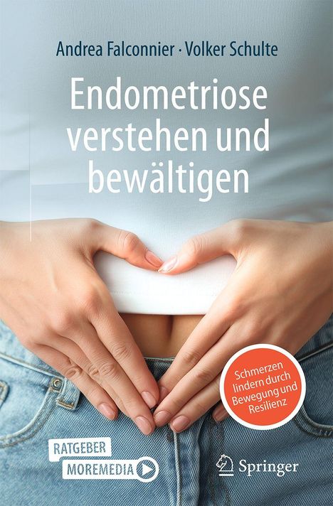 "Endometriose verstehen und bewältigen." Hände formen ein Herz über dem Bauch, Jeans im Hintergrund.