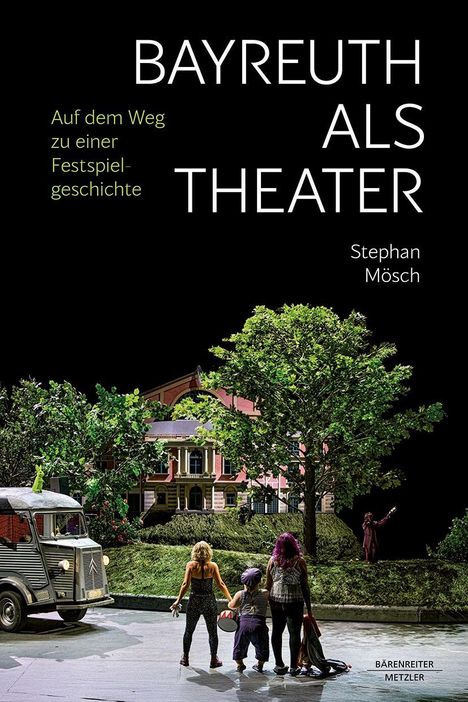 „BAYREUTH ALS THEATER. Auf dem Weg zu einer Festspielgeschichte. Stephan Mösch.“ Drei Personen stehen vor einem Haus.