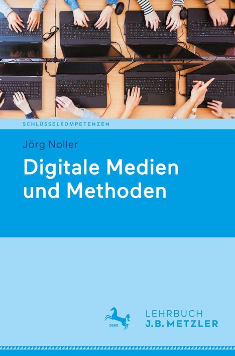 Text: "Jörg Noller - Digitale Medien und Methoden" auf blauem Hintergrund. Oben Hände an Laptops auf Holztischen. Logo unten.