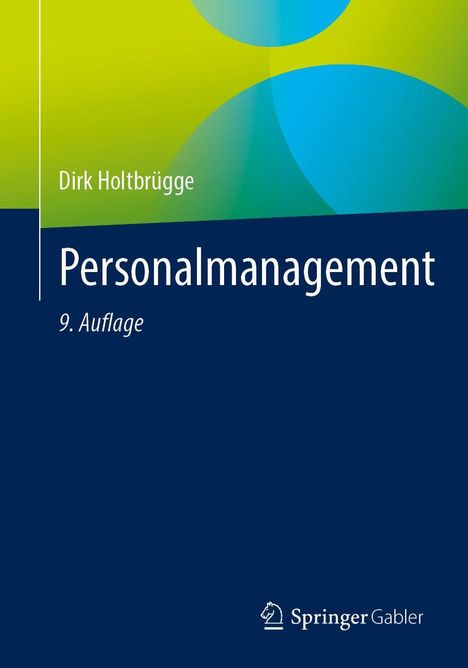 Titel: "Personalmanagement", Autor: Dirk Holtbrügge, 9. Auflage, Springer Gabler Logo. Farben: Grün und Blau.