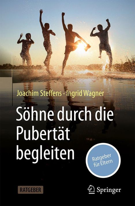 "Söhne durch die Pubertät begleiten", Autoren: Joachim Steffens, Ingrid Wagner. Vier Jungs springen im Wasser.