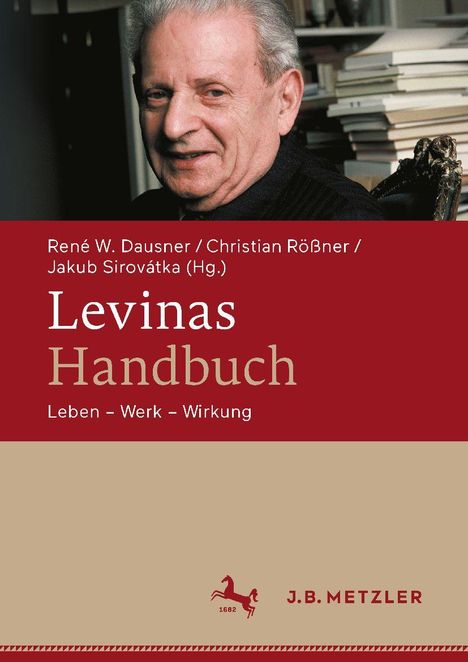 Text: Levinas Handbuch: Leben – Werk – Wirkung. Autoren: René W. Dausner, Christian Rößner, Jakub Sirovátka. Ein Mann lächelt.