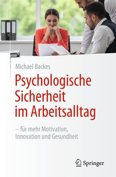 Titel: "Psychologische Sicherheit im Arbeitsalltag". Eine Frau in roter Bluse wirkt nachdenklich, mit zwei Männern.