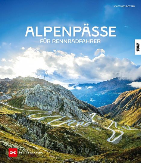 Titel: "ALPENPÄSSE FÜR RENNRADFAHRER". Serpentinenstraße durch alpine Landschaft unter blauem Himmel.