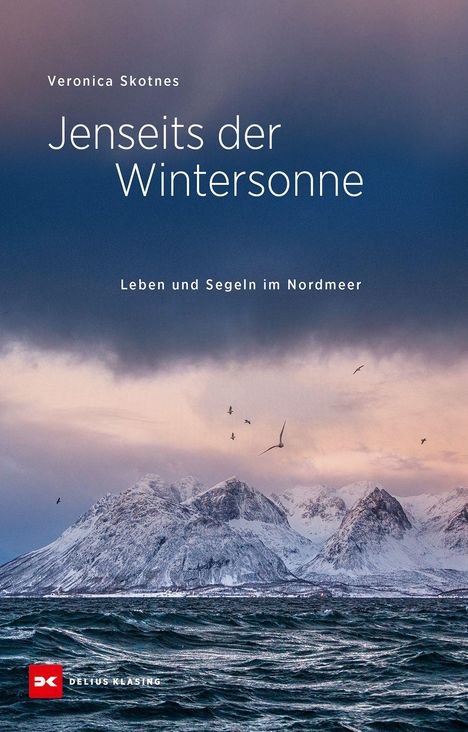 „Jenseits der Wintersonne“, „Leben und Segeln im Nordmeer“. Schneebedeckte Berge über einem dunklen Meer, Vögel fliegen.