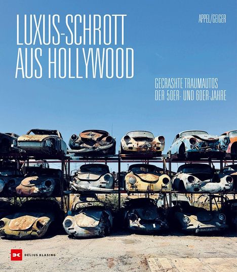 "LUXUS-SCHROTT AUS HOLLYWOOD" steht auf einem Foto mit alten, verrosteten Sportwagen in mehreren Reihen gestapelt.