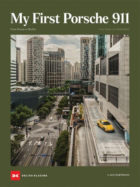"My First Porsche 911" und "Vom Traum zur Wirklichkeit" über einer städtischen Szene mit einem gelben Porsche auf einem Parkdeck.