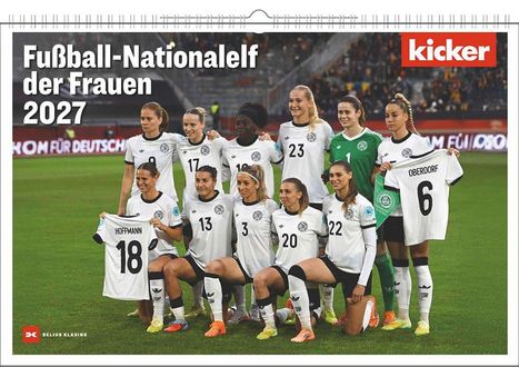 "Fußball-Nationalelf der Frauen 2027." Eine Frauen-Fußballmannschaft posiert auf einem Rasen, zwei Trikots werden gehalten.