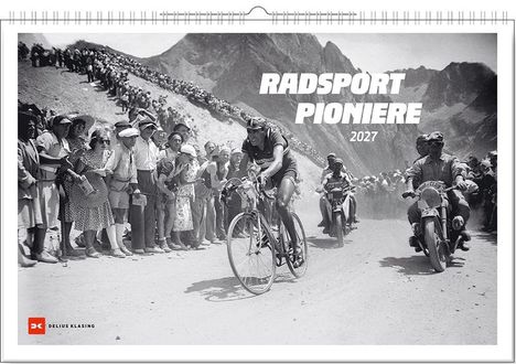 "Radsport Pioniere 2027" steht groß. Vintage-Foto eines Radrennens mit vielen Zuschauern in einer bergigen Landschaft.