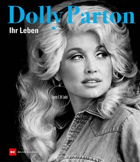 „Dolly Parton, Ihr Leben“ in blauer und weißer Schrift. Schwarz-weißes Porträt von Dolly Parton mit vollem blonden Haar.