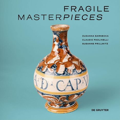 Es steht "FRAGILE MASTERPIECES", Autoren: Zuzanna Sarnecka, Claudio Paolinelli, Susanne Prillwitz. Ein antikes Keramikgefäß.